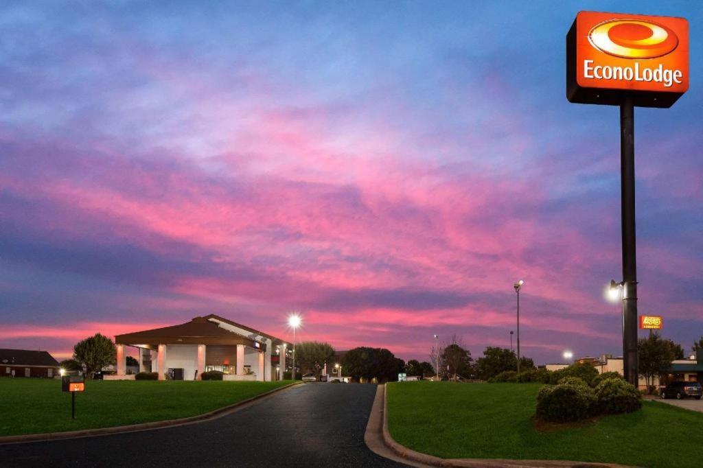 Econo Lodge Madison Exteriör bild