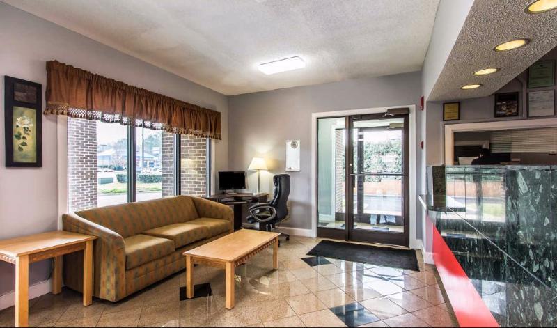 Econo Lodge Madison Exteriör bild